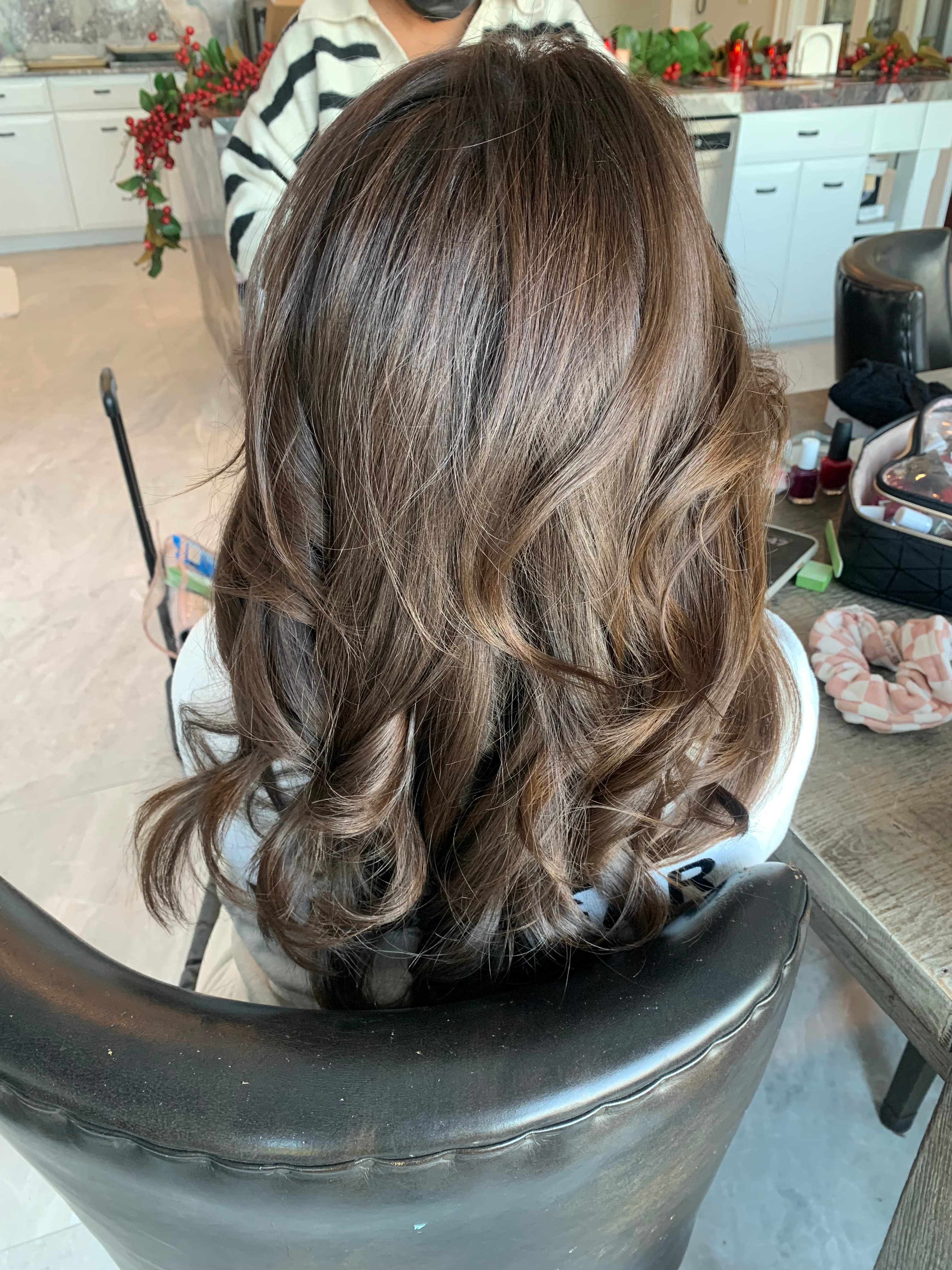 Dimensional brunette hairstyle with layered curls